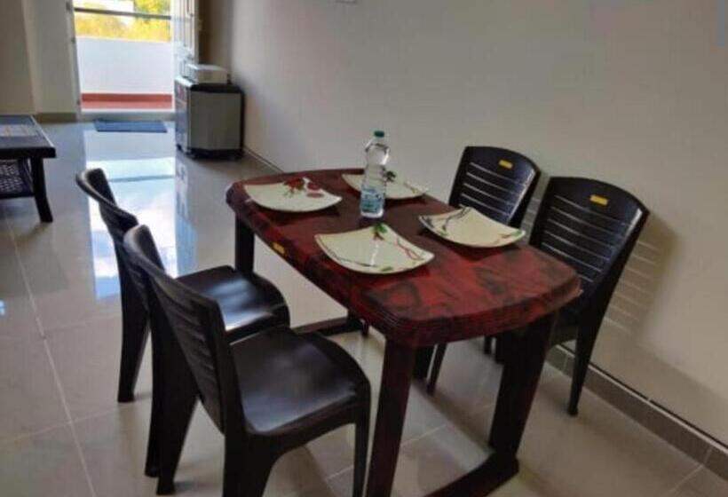 اتاق لوکس, Inn