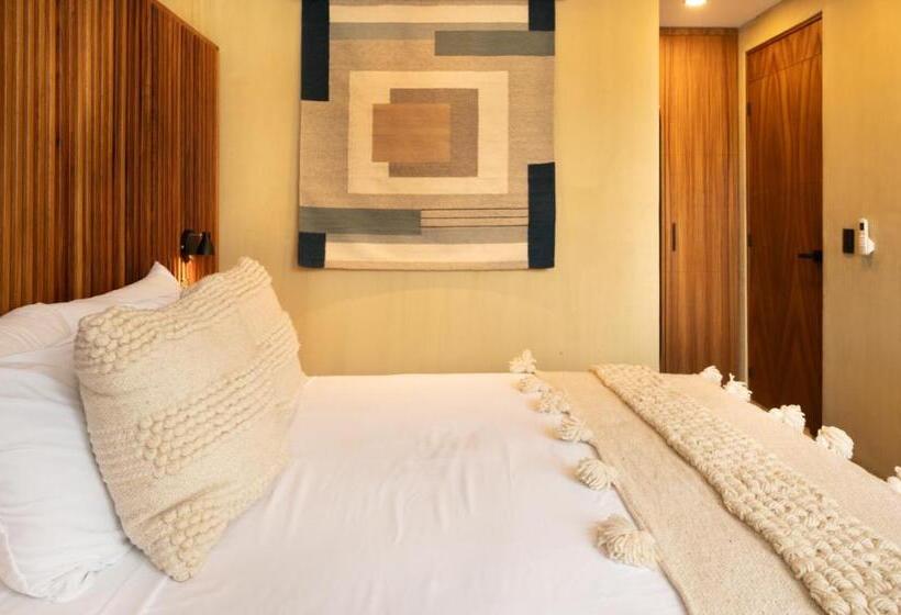 Studio Deluxe, Maramara More To Live