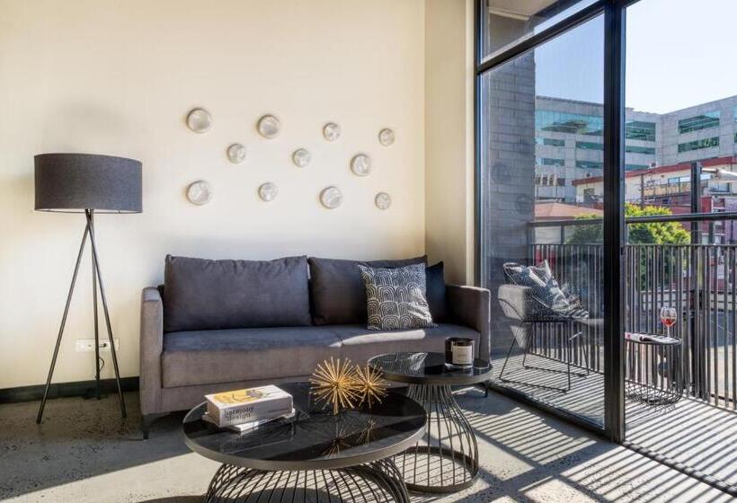 דירה בת חדר שינה 1 עם מרפסת, Downtown Designer Apartments By Uliv