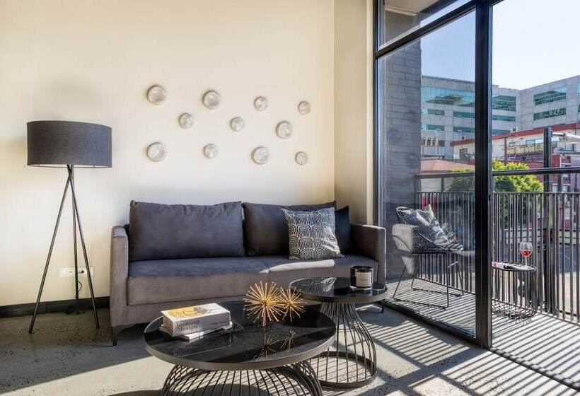 דירה בת חדר שינה 1 עם מרפסת, Downtown Designer Apartments By Uliv