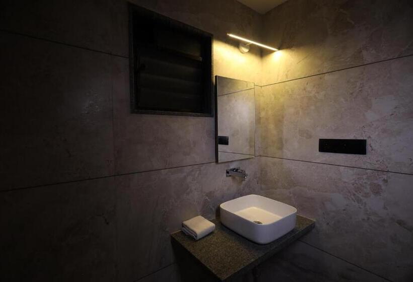 Люкс, Lords Eco Inn Navsari