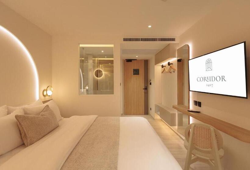 اتاق لوکس, Corridor 2407