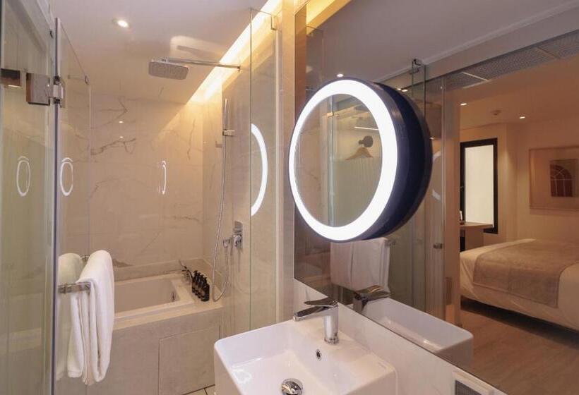 اتاق سوپریور با تخت بزرگ, Corridor 2407
