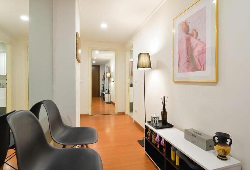 اتاق استاندارد با سرویس بهداشتی مشترک, Milano Lights