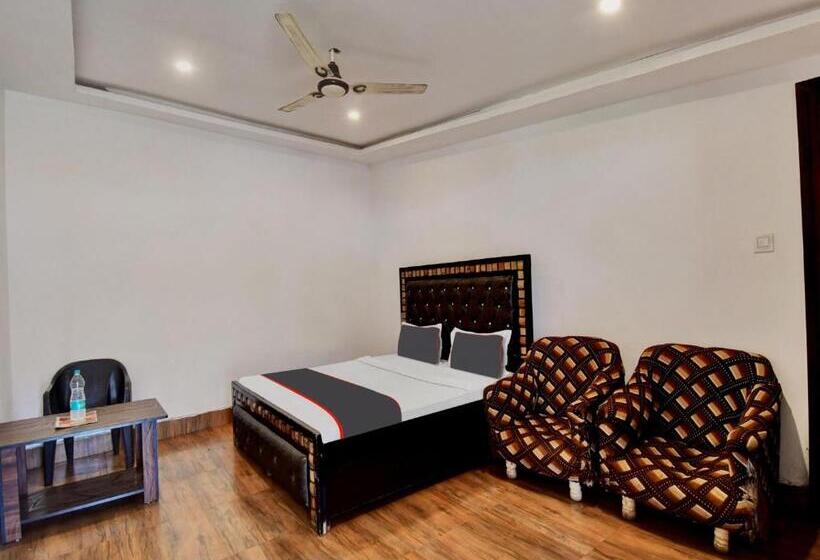 Трехместный Номер Классика, Collection O 81174 Hotel Hindustan International
