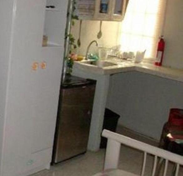 استودیوی استاندارد, Tonys Guest House