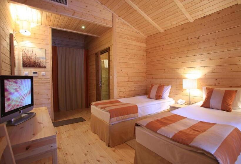 小室, Jabłoń Lake Resort