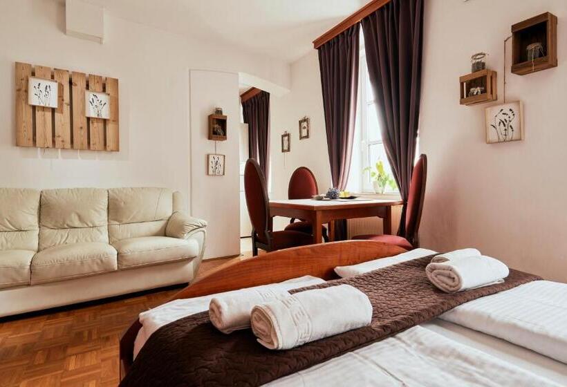 سوییت خانوادگی, Rooms & Restaurant Ostarija