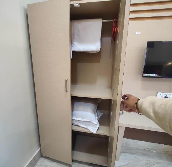 带大床的标准间, Grace Inn Guest House, Near Airport And Ion Digital