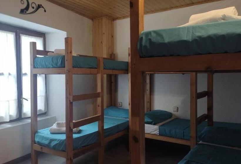 ファミリールーム, Albergue Villanúa Tritón   4 Hab   Máx 14 Personas