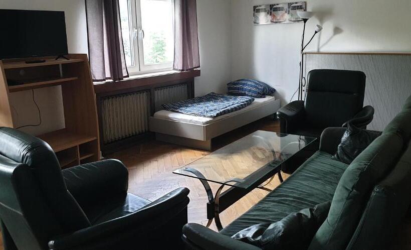 四人标准间, Monteur Zimmer Häger
