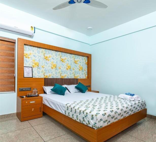 اتاق لوکس با تخت بزرگ, Rams Guest House Meadows Near Lulu Mall & Kims Hospital