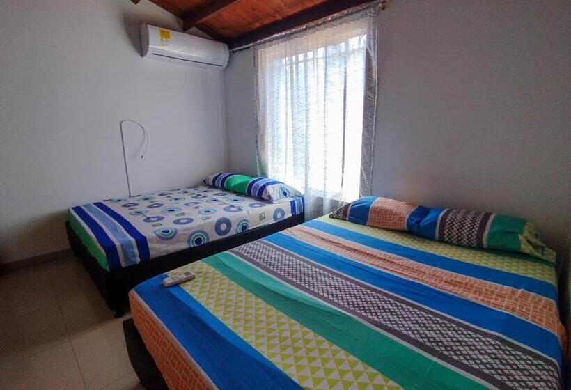 이코노미 쿼드러플룸(공용 화장실), Yahvé Casa Hostal