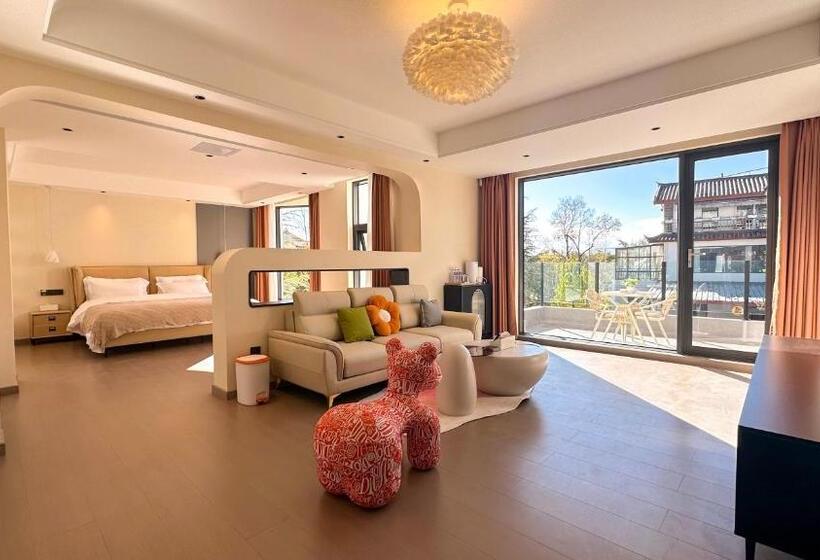 Люкс Повышенной Комфортности, Lijiang Painted Mountain Cloud House Boutique B&b