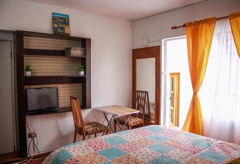 Номер Стандарт Трехместный, Hostal Entreorientes