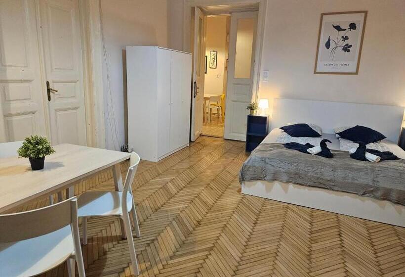 带2个卧室的套房, Chic Central Rooms