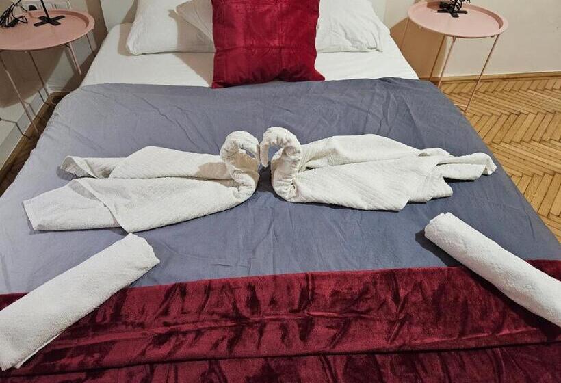 带2个卧室的套房, Chic Central Rooms