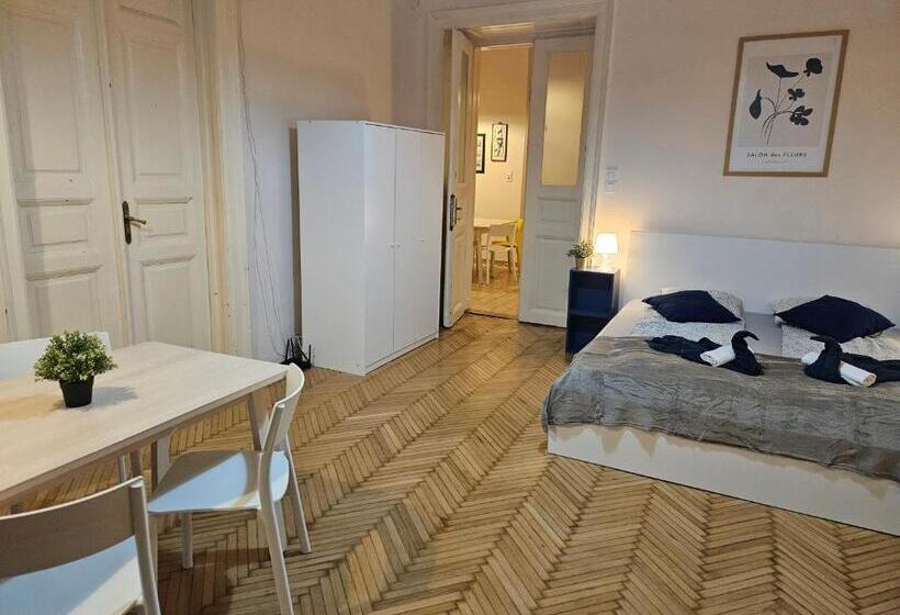 带2个卧室的套房, Chic Central Rooms