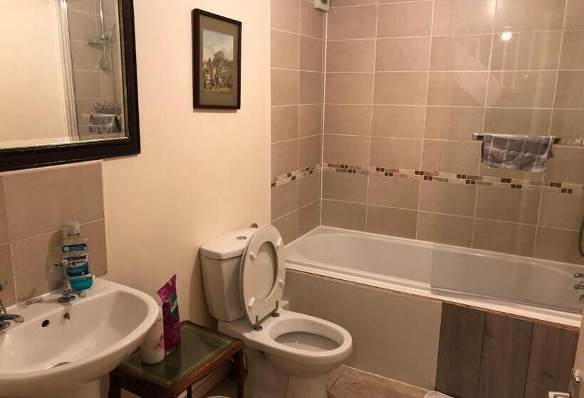 Семейный Номер, Hong Kong Inn