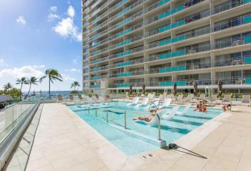 带1个卧室的带阳台的公寓, Ilikai S Best Beach Front Executive Suite