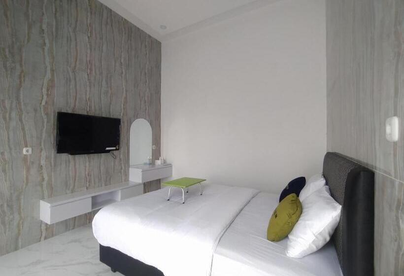 Номер Стандарт, Urbanview Hotel Nimara Ngawi By Reddoorz