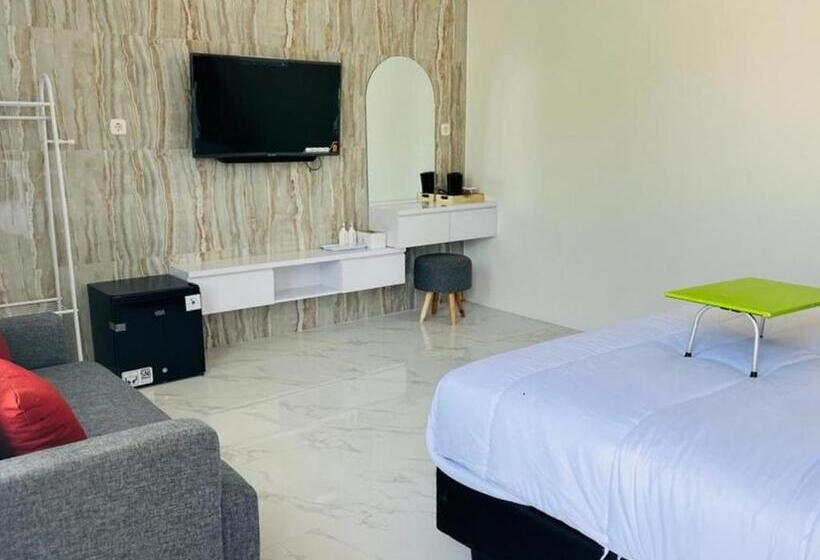 Номер Deluxe, Urbanview Hotel Nimara Ngawi By Reddoorz