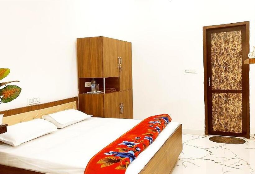 带大床的豪华间, The Paradise Suites    Studios    High Rated Rooms In Area
