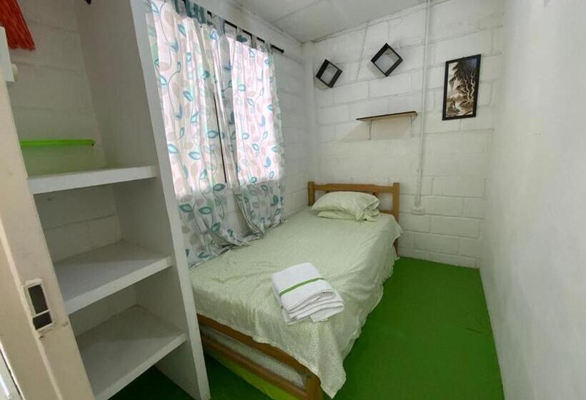 带共用浴室的标准房间, Casa Universitaria El Trebol