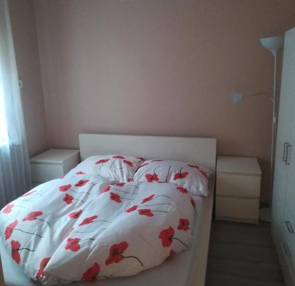 Дом 3 Спальни, Leander House