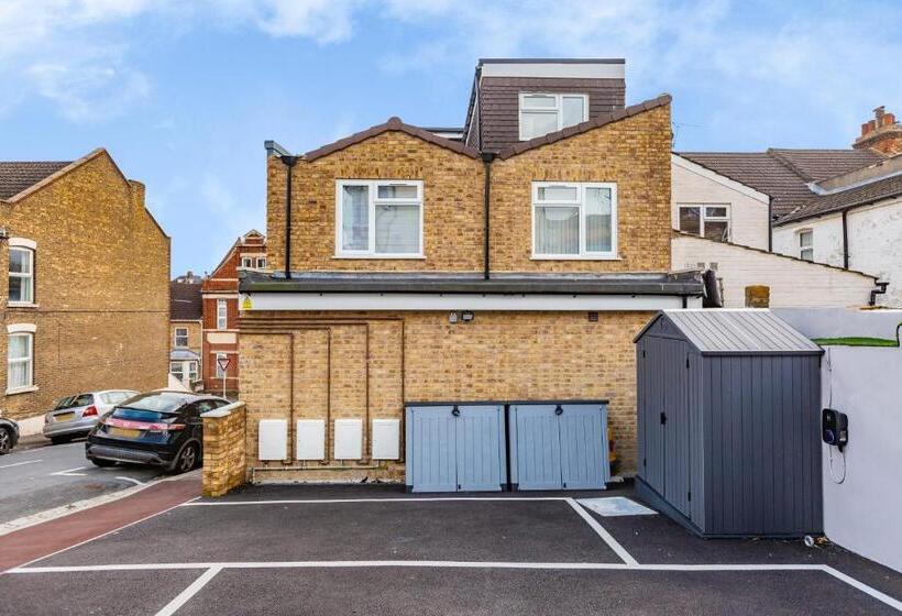 Апартаменты 2 Спальни, Pembroke Heights