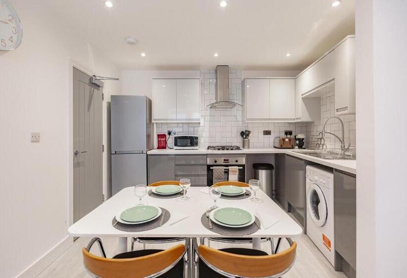 Апартаменты 2 Спальни, Pembroke Heights