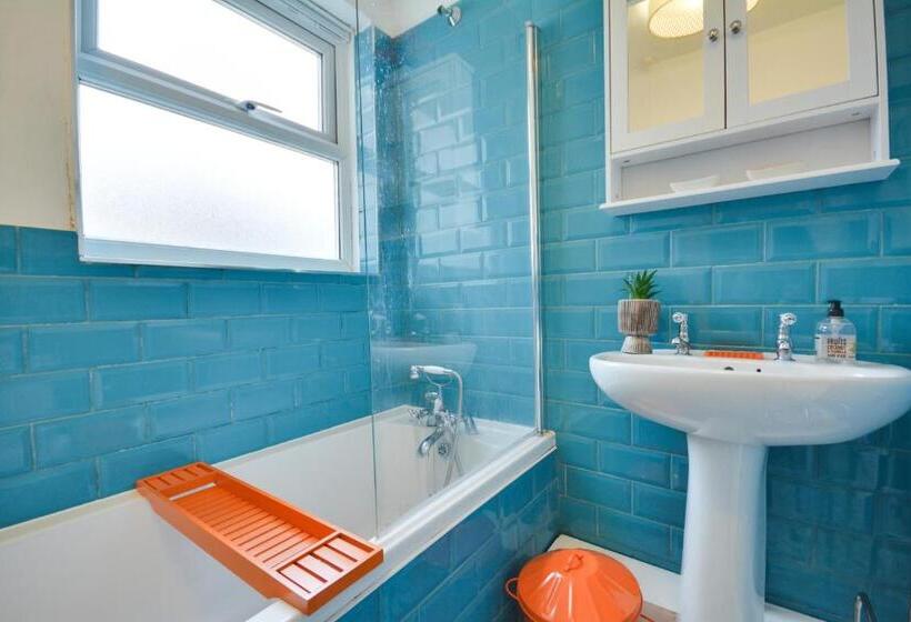 Апартаменты 1 Спальня, Cosy 2bd Flat Near City And Beach   30 Percent Off Long Term Bookings