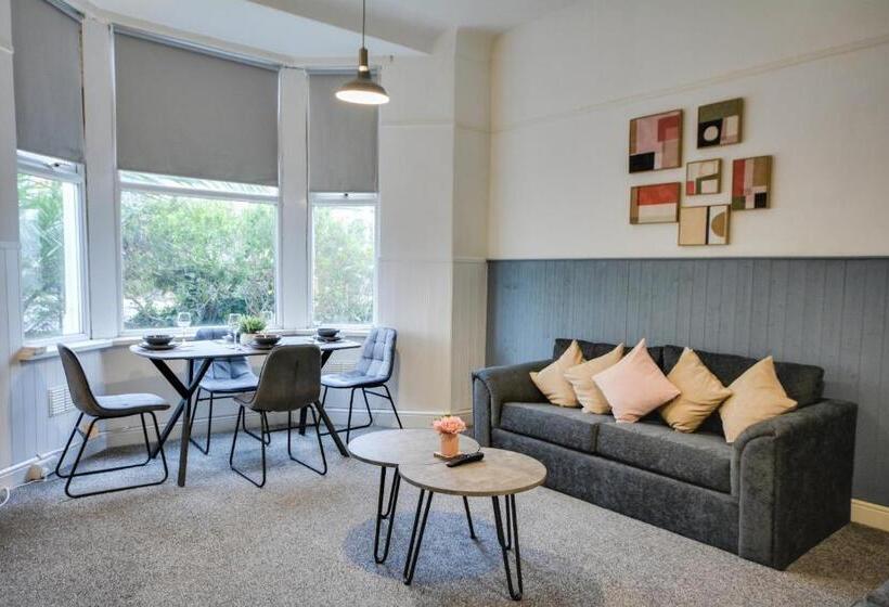 Апартаменты 1 Спальня, Cosy 2bd Flat Near City And Beach   30 Percent Off Long Term Bookings