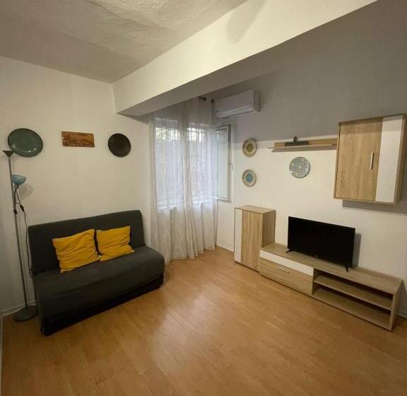 이코노미 룸, Budget Retreat Tirana & Studios