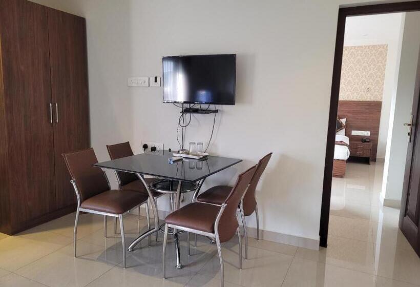 Полулюкс, Le Malabar Hotel Near Kims Al Shifa Hospital