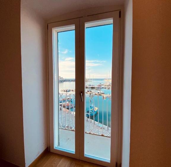 اتاق استاندارد چهار تخته با چشم‌انداز دریا, B&b Suite Home Trani Port View
