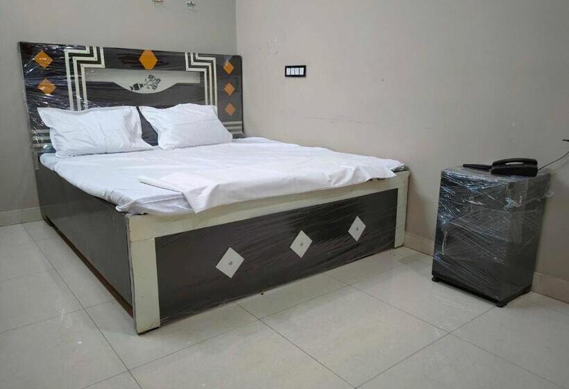 三人经典房间, Oyo Hotel Freedom Inn