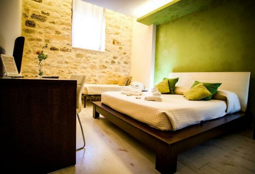 اتاق استاندارد سه نفره, Abraxia B&b