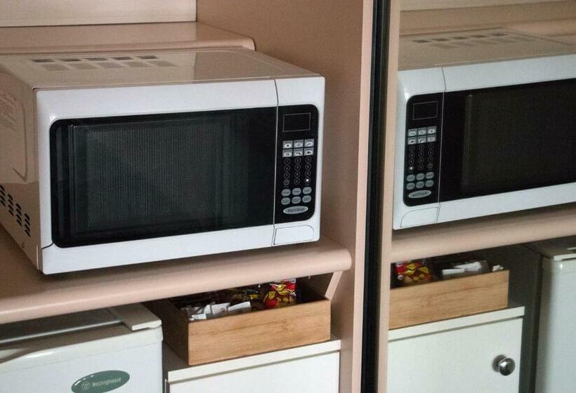 Номер Стандарт, Highway Inn Motel