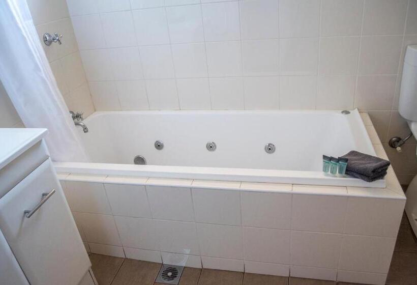 Люкс Семейный 2 Спальни, Highway Inn Motel