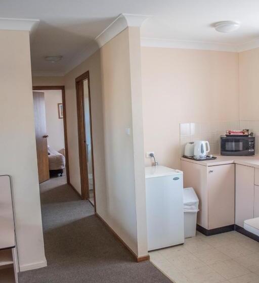 Люкс Семейный 2 Спальни, Highway Inn Motel