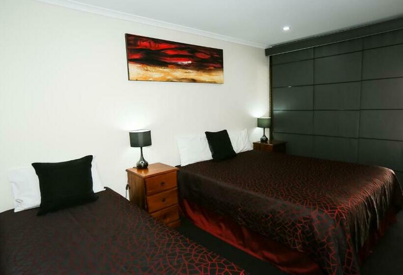 חדר משפחתי, Amber Lodge Motel