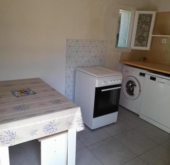 Четырехместный Номер Стандарт Вид на Сад, Chambres D Hôtes Chez Cécile à Lagnes