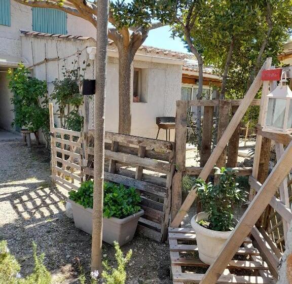 Четырехместный Номер Стандарт Вид на Сад, Chambres D Hôtes Chez Cécile à Lagnes