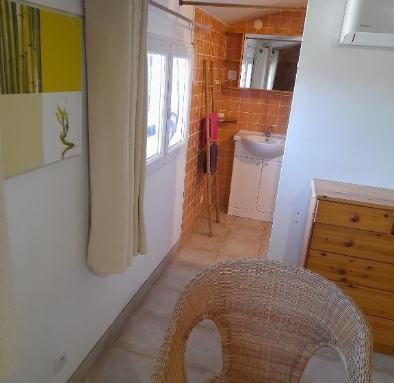 Семейный Номер Вид на Сад, Chambres D Hôtes Chez Cécile à Lagnes