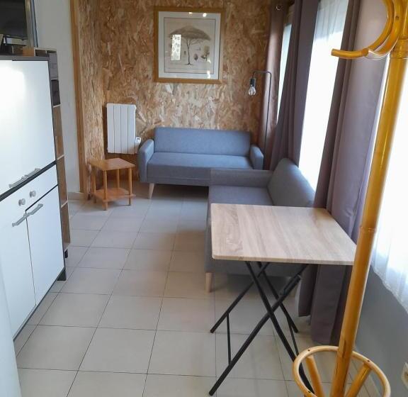 Четырехместный Номер Стандарт Вид на Сад, Chambres D Hôtes Chez Cécile à Lagnes