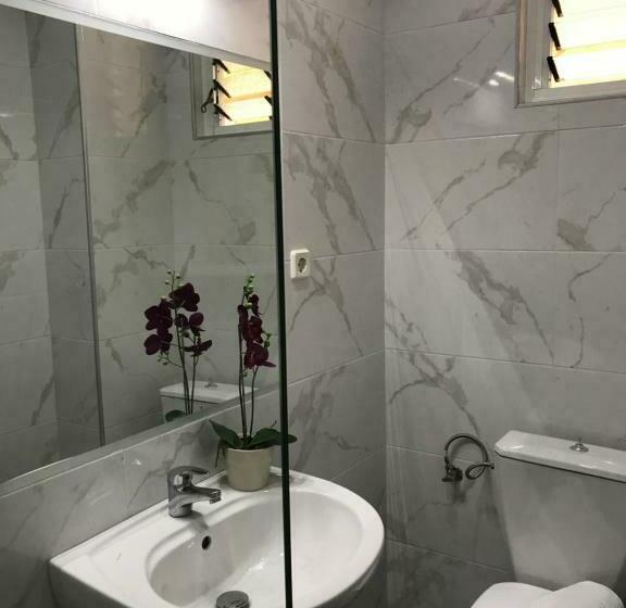 غرفة قياسية ثلاثية ذات اطلالة, Joy