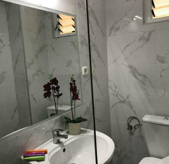 غرفة قياسية مزوَّدة بشُرفة, Joy