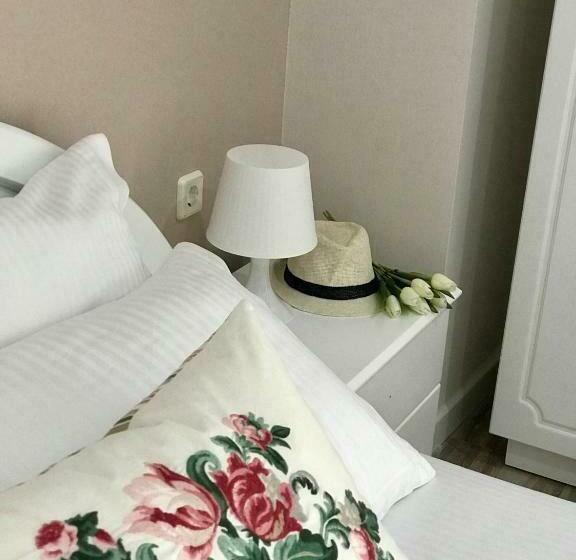 غرفة قياسية مزوَّدة بشُرفة, Joy