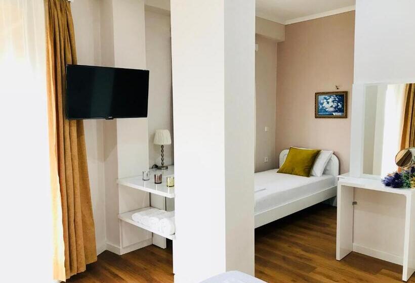 غرفة قياسية ثلاثية ذات اطلالة, Joy